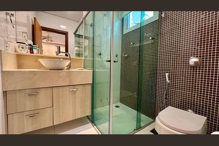 Casa à venda com 382m², 4 quartos e 5 vagasBanheiro 3