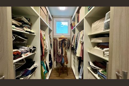 Casa à venda com 382m², 4 quartos e 5 vagasCloset