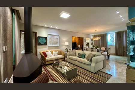 Casa à venda com 382m², 4 quartos e 5 vagasSala