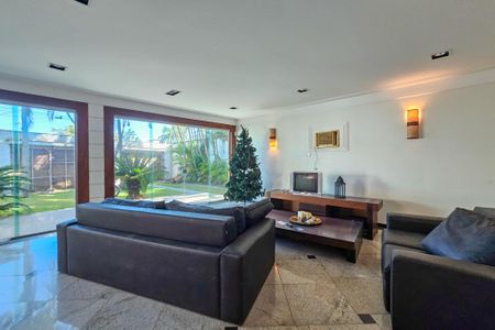 Casa para alugar com 300m², 3 quartos e 5 vagasSala