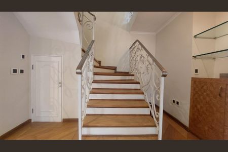 Casa à venda com 517m², 5 quartos e 8 vagas Casa à venda com 517m², 5 quartos e 8 vagasEscada