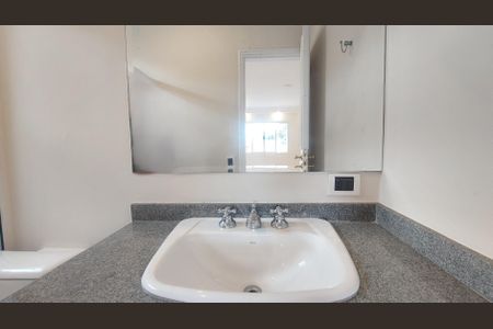 Casa à venda com 517m², 5 quartos e 8 vagas Casa à venda com 517m², 5 quartos e 8 vagasBanheiro da Suíte 4