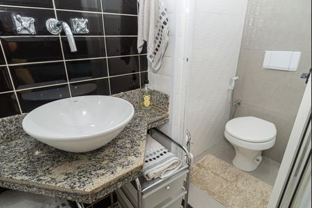 Banheiro de kitnet/studio para alugar com 1 quarto, 28m² em Consolação, São Paulo