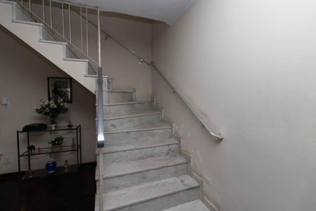 Casa à venda com 176m², 3 quartos e 2 vagasEscada