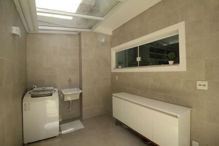 Casa de condomínio à venda com 318m², 5 quartos e 4 vagasÁrea de serviço