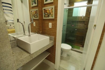 Casa de condomínio à venda com 318m², 5 quartos e 4 vagasBanheiro da suíte 1