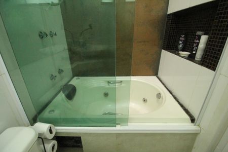 Casa de condomínio à venda com 318m², 5 quartos e 4 vagasBanheiro da suíte 3