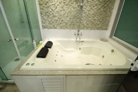 Casa de condomínio à venda com 318m², 5 quartos e 4 vagasBanheiro da suíte 5