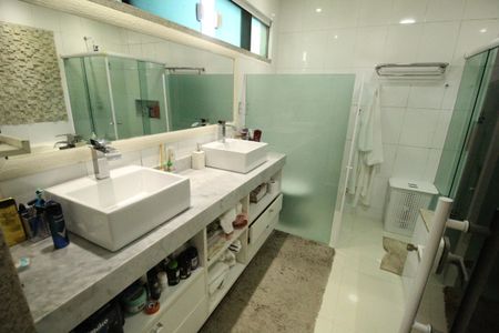 Casa de condomínio à venda com 318m², 5 quartos e 4 vagasBanheiro da suíte 5