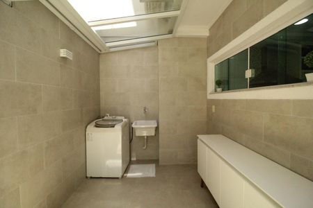 Casa de condomínio à venda com 318m², 5 quartos e 4 vagasÁrea de serviço