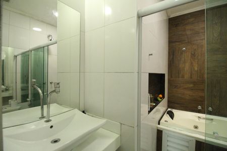 Casa de condomínio à venda com 318m², 5 quartos e 4 vagasBanheiro da suíte 4