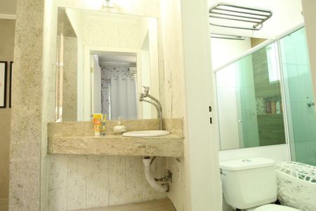 Casa de condomínio à venda com 318m², 5 quartos e 4 vagasBanheiro da suíte 2