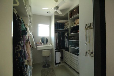 Casa de condomínio à venda com 318m², 5 quartos e 4 vagasSuíte 5 - Closet