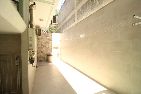 Casa de condomínio à venda com 318m², 5 quartos e 4 vagasÁrea de serviço