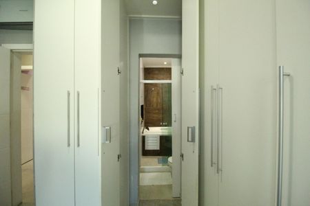 Casa de condomínio à venda com 318m², 5 quartos e 4 vagasBanheiro da suíte 4