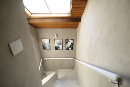 Casa de condomínio à venda com 318m², 5 quartos e 4 vagasEscada do terceiro andar