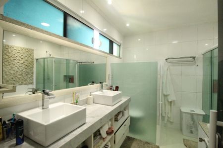 Casa de condomínio à venda com 318m², 5 quartos e 4 vagasBanheiro da suíte 5