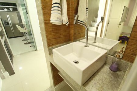 Casa de condomínio à venda com 318m², 5 quartos e 4 vagasBanheiro da suíte 1