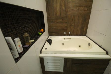 Casa de condomínio à venda com 318m², 5 quartos e 4 vagasBanheiro da suíte 4