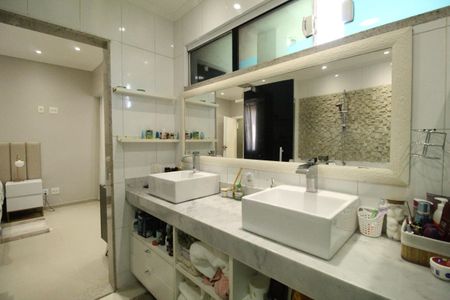 Casa de condomínio à venda com 318m², 5 quartos e 4 vagasBanheiro da suíte 5