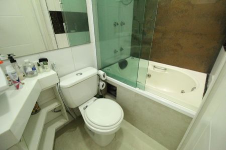 Casa de condomínio à venda com 318m², 5 quartos e 4 vagasBanheiro da suíte 3