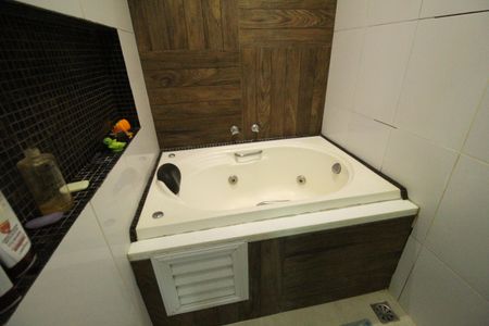 Casa de condomínio à venda com 318m², 5 quartos e 4 vagasBanheiro da suíte 4