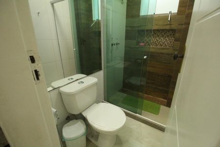 Casa de condomínio à venda com 318m², 5 quartos e 4 vagasBanheiro da suíte 1