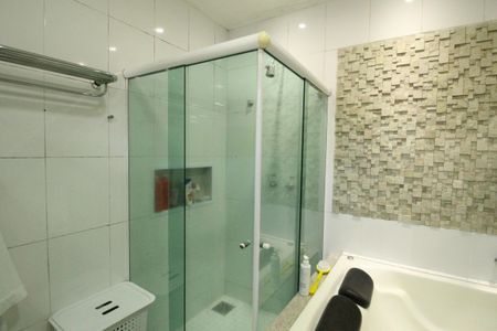 Casa de condomínio à venda com 318m², 5 quartos e 4 vagasBanheiro da suíte 5