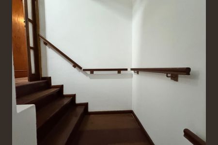 Casa para alugar com 320m², 4 quartos e 1 vagaEscada