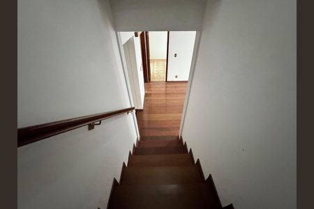 Casa para alugar com 320m², 4 quartos e 1 vagaEscada