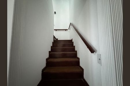 Casa para alugar com 320m², 4 quartos e 1 vagaEscada