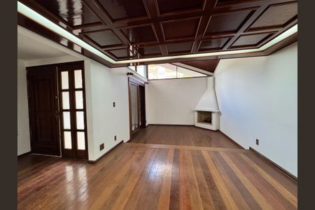 Casa para alugar com 320m², 4 quartos e 1 vagaSala