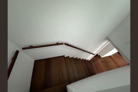 Casa para alugar com 320m², 4 quartos e 1 vagaEscada