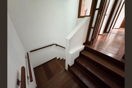 Casa para alugar com 320m², 4 quartos e 1 vagaEscada