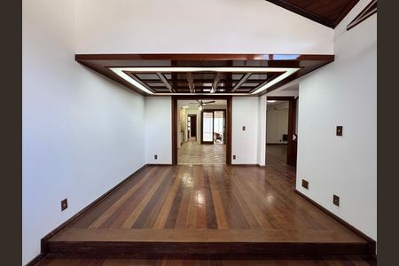 Casa para alugar com 320m², 4 quartos e 1 vagaSala