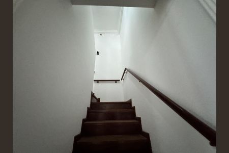 Casa para alugar com 320m², 4 quartos e 1 vagaEscada