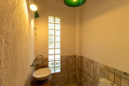 Casa de condomínio para alugar com 550m², 2 quartos e 4 vagasEdícula