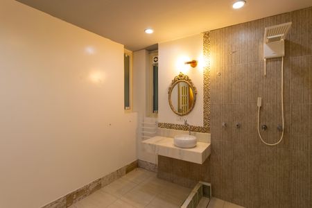 Casa de condomínio para alugar com 550m², 2 quartos e 4 vagasBanheiro da Suíte 2