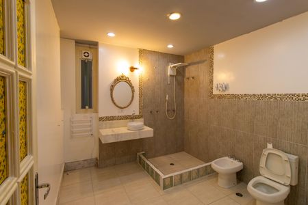 Casa de condomínio para alugar com 550m², 2 quartos e 4 vagasBanheiro da Suíte 2