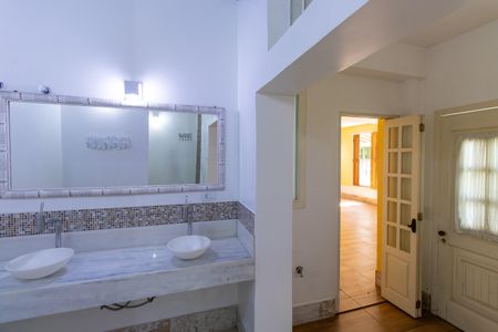 Casa de condomínio para alugar com 550m², 2 quartos e 4 vagasBanheiro da Suíte 1