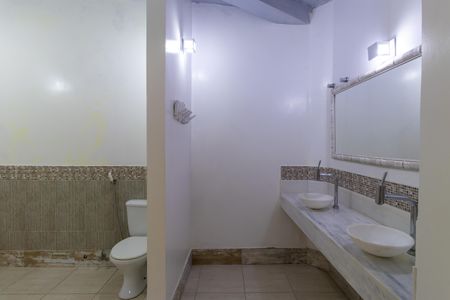 Casa de condomínio para alugar com 550m², 2 quartos e 4 vagasBanheiro da Suíte 1