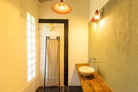 Casa de condomínio para alugar com 550m², 2 quartos e 4 vagasEdícula