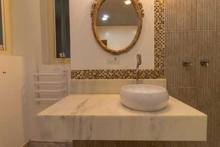 Casa de condomínio para alugar com 550m², 2 quartos e 4 vagasBanheiro da Suíte 2