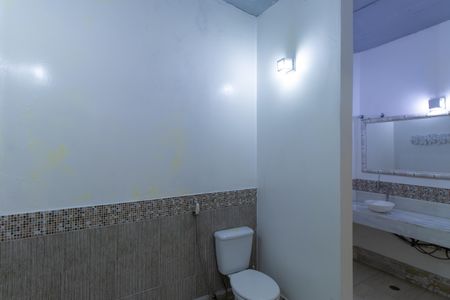 Casa de condomínio para alugar com 550m², 2 quartos e 4 vagasBanheiro da Suíte 1