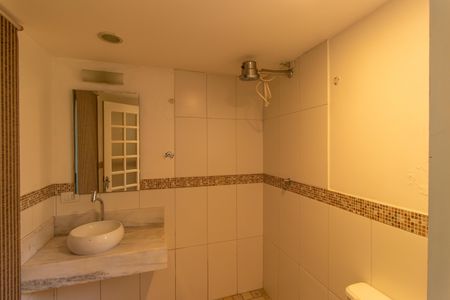 Casa de condomínio para alugar com 550m², 2 quartos e 4 vagasBanheiro de Serviço