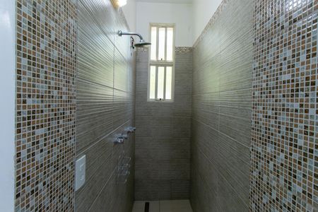 Casa de condomínio para alugar com 550m², 2 quartos e 4 vagasBanheiro da Suíte 1