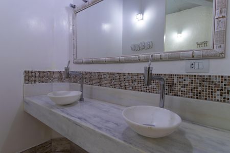 Casa de condomínio para alugar com 550m², 2 quartos e 4 vagasBanheiro da Suíte 1