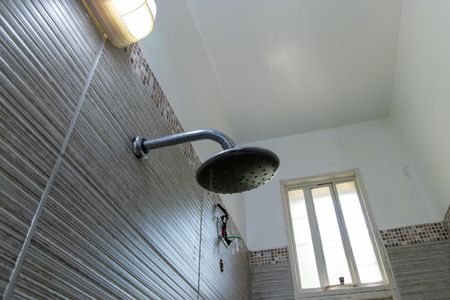 Casa de condomínio para alugar com 550m², 2 quartos e 4 vagasBanheiro da Suíte 1