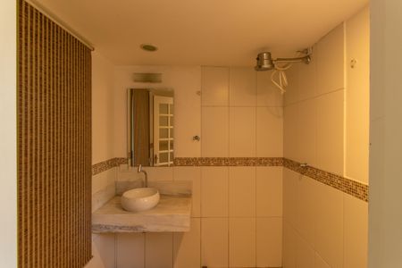 Casa de condomínio para alugar com 550m², 2 quartos e 4 vagasBanheiro de Serviço