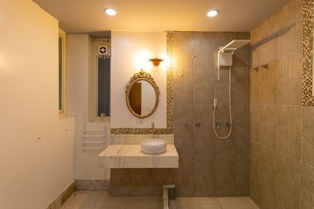 Casa de condomínio para alugar com 550m², 2 quartos e 4 vagasBanheiro da Suíte 2